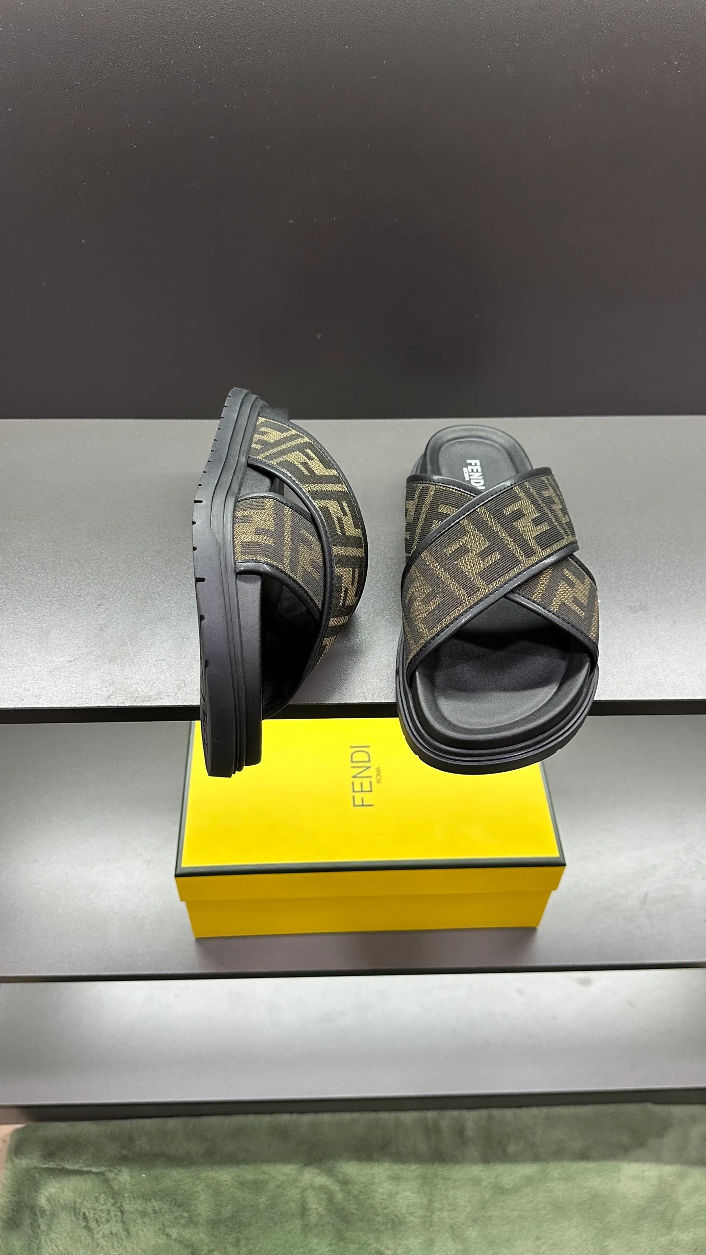 P300 [Fendi Slippers] High-end men's shoes brand, official website 1:1 latest masterpiece: original mold customization, fabrics made of imported original materials, upgraded outsole, lighter and non-slip. The market's top quality, simple yet tasteful, a must-have for fashionistas, fashionable at your feet, full of confidence, the same style at the counter 👍The season of summer slippers is here. Code: 38-45, 46 order